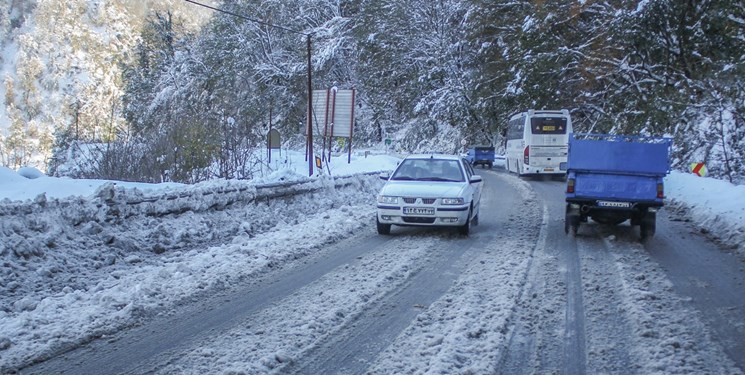 ترافیک سنگین در آزادراه‌های قزوین-کرج و ساوه-تهران/برف و باران در جاده‌های 11 استان