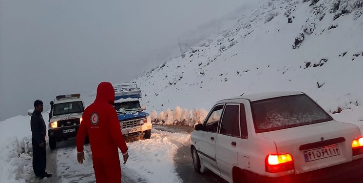 بارش برف و باران درمحورهای۴ استان/ لزوم تردد با زنجیر چرخ در۳ جاده