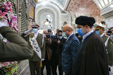 نثار گل توسط محمدباقر قالیباف رئیس مجلس شورای اسلامی و حجت الاسلام سید حسن خمینی در مراسم تجدید میثاق هیأت رئیسه مجلس یازدهم با آرمان‌های امام(ره)