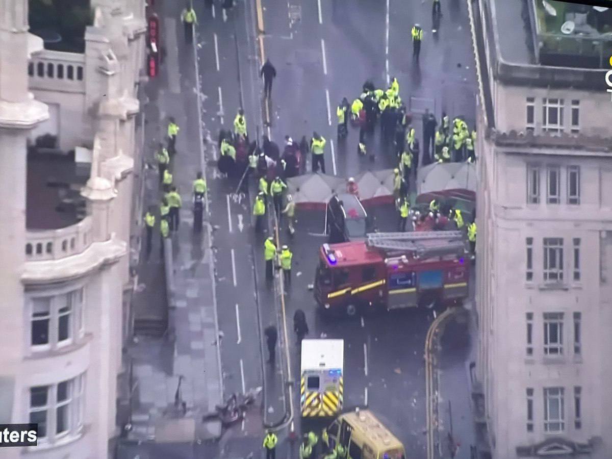 زیرگیری هوادران لیورپول با خودرو در جشن قهرمانی + فیلم