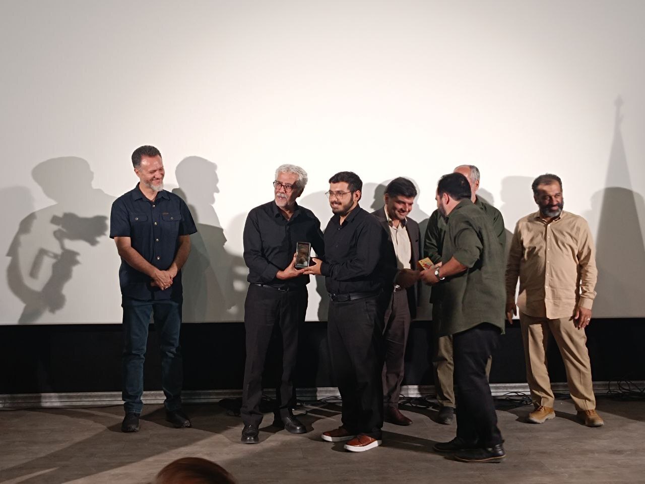 بزم رزم؛ تازه ترین تلاش سینماگران جوان برای ثبت مقاومت مردمی جنگ ۱۲ روزه بزم رزم؛ تازه ترین تلاش سینماگران جوان برای ثبت مقاومت مردمی جنگ ۱۲ روزه