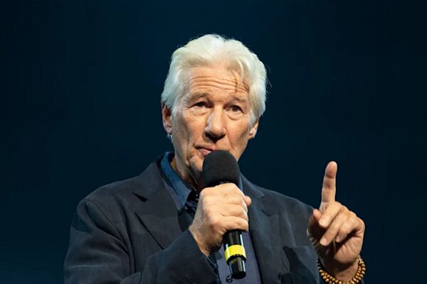 با هم برای فلسطین؛ ده‌ها چهره مشهور بریتانیایی روی صحنه رفتند