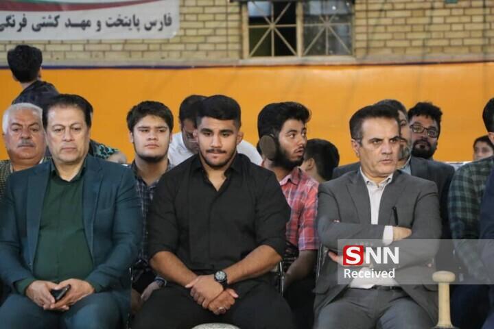 شال پهلوانی بر گردن قهرمان کشتی جهان؛ پیوند افتخار جهانی با آیین کهن شال پهلوانی بر گردن قهرمان کشتی جهان؛ پیوند افتخار جهانی با آیین کهن