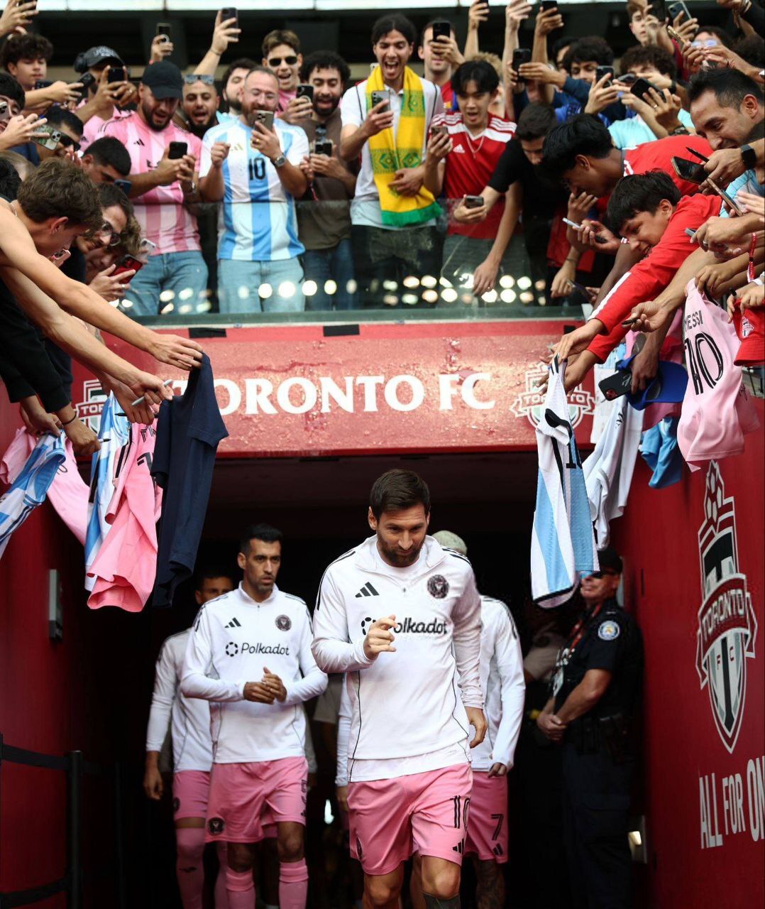 لیونل مسی جایزه بهترین بازیکن ماه اکتبر در لیگ آمریکا را کسب کرد / لئو هر هفته بهترین است! لیونل مسی جایزه بهترین بازیکن ماه اکتبر در لیگ آمریکا را کسب کرد / لئو هر هفته بهترین است!